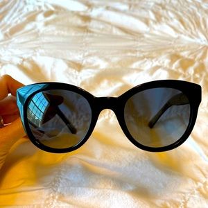 NEW Women’s Burberry Black Sunglasses with classic pattern detail on sides